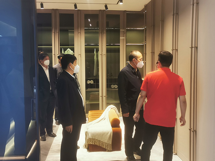 旅行尊龙人生就是博首页家居生产车间